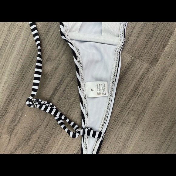 Bikini - Picture 3 of 4